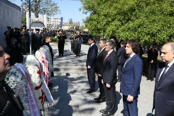 პრემიერ-მინისტრმა თავდაცვის ძალების დღესთან დაკავშირებით გმირთა მემორიალი გვირგვინით შეამკო