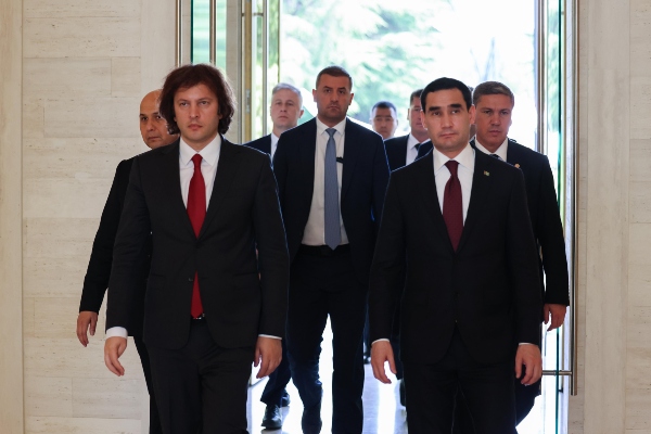საქართველოს პრემიერ-მინისტრისა და თურქმენეთის პრეზიდენტის ხელმძღვანელობით, ორი ქვეყნის მთავრობის წევრების მონაწილეობით, გაფართოებული ფორმატის მოლაპარაკებები გაიმართა