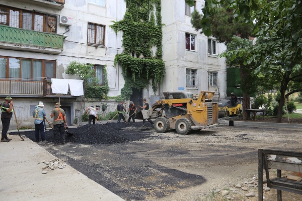 სამგორის გამგეობა საცხოვრებელი სახლების ეზოების კეთილმოწყობას აგრძელებს