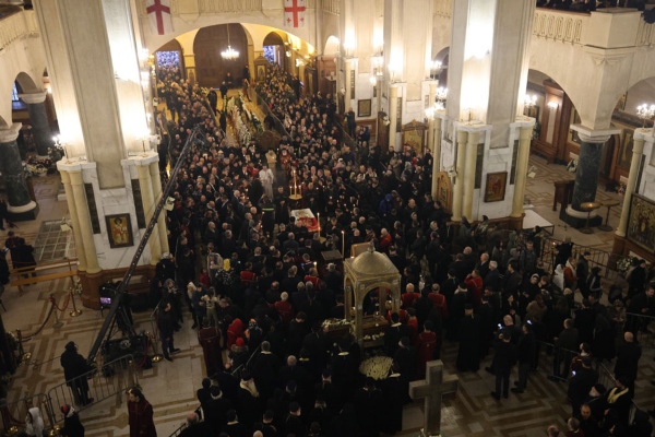 შალვა პაპუაშვილმა და პარლამენტის წევრებმა ილია მეორის ხსოვნას პატივი მიაგეს