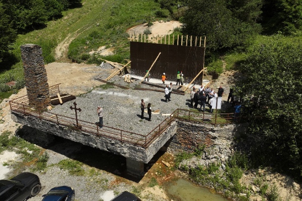 შოვში 2023 წლის სტიქიის დროს დაღუპულთა ხსოვნის პატივსაცემად მემორიალი შენდება