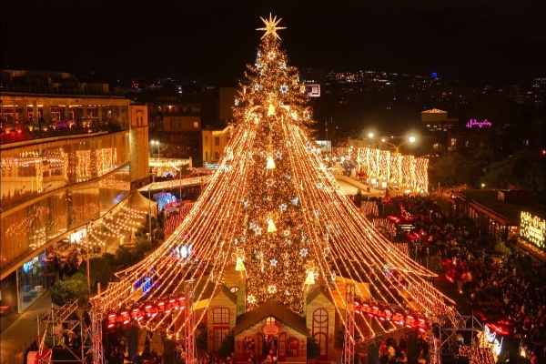 დედაქალაქში მთავარი ნაძვის ხე აინთო