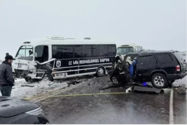 სომხეთში ავარიაში მოჰყვა პოლიციის ავტობუსი, რომელიც ნიკოლ ფაშინიანს და მის თანაგუნდელებს მიაცილებდა
