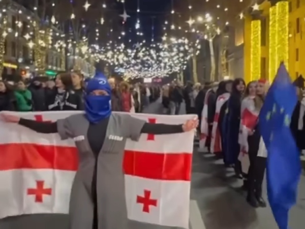 აქცია-პერფორმანსი თბილისში - პარლამენტის შენობამდე მოცეკვავეები ხორუმის ცეკვით მივიდნენ