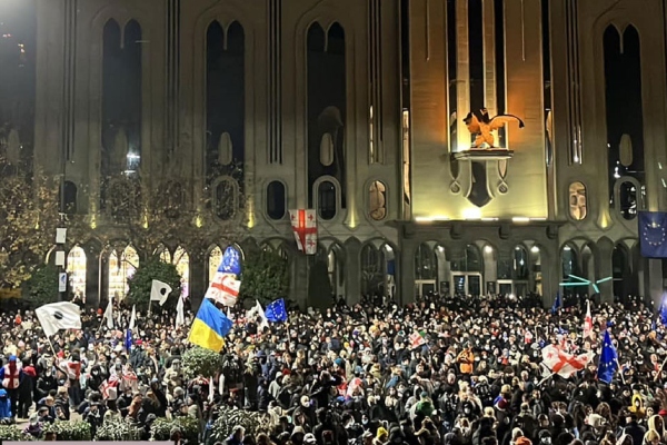 პროტესტის კიდევ ერთი დღე - პარლამენტთან აქცია მიმდინარეობს