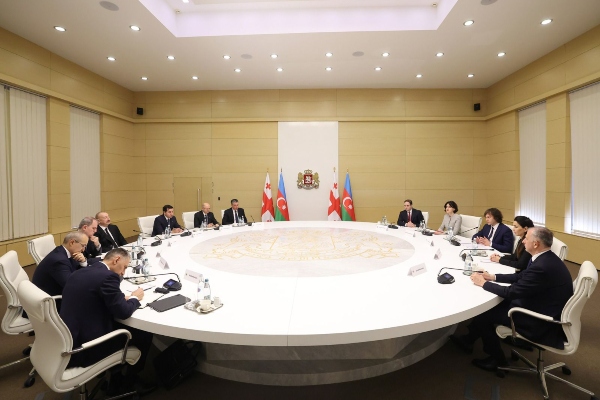 საქართველოს პრემიერ-მინისტრისა და აზერბაიჯანის პრეზიდენტის ხელმძღვანელობით, ორი ქვეყნის მთავრობის წევრების გაფართოებული ფორმატის შეხვედრა გაიმართა