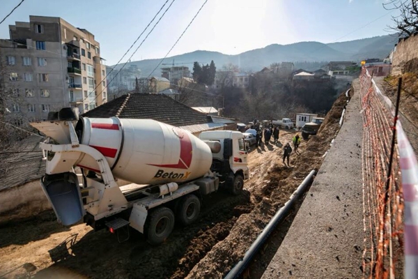 ჯანსუღ კორძაიას ქუჩაზე გრუნტის დამჭერი კედლის მშენებლობა ხორციელდება