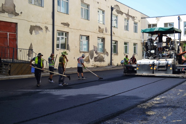 ვარკეთილი 3-ის მე-IV მ/რ-ში, 180-ე საჯარო სკოლის ეზოში ასფალტი იგება