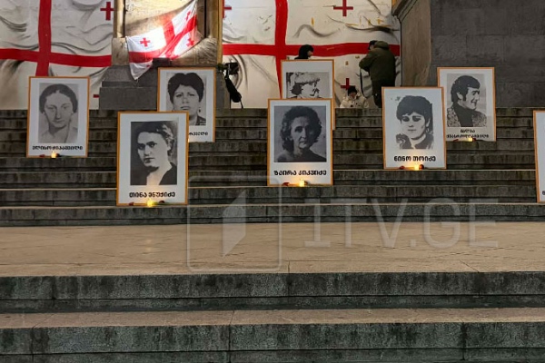 რუსთაველის გამზირზე მოქალაქეები 9 აპრილს დაღუპულთა ხსოვნისადმი პატივის მისაგებად იკრიბებიან
