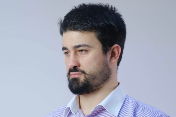 “გაიღვიძეთ, სანამ თქვენი შვილების ფსიქიკა არ დანგრეულა” - ფსიქოლოგი გიორგი ჩოგოვაძე