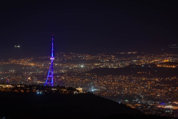 თბილისის სატელევიზიო ანძა ლურჯად განათდა