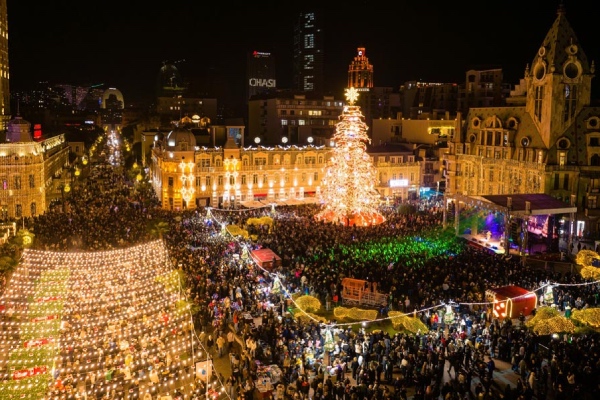 ბათუმში საახალწლო ნაძვის ხე საზეიმოდ აინთო